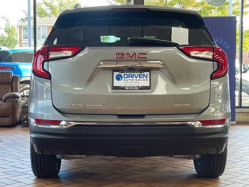 Used 2024 GMC Terrain SLT AWD/4WD image 9