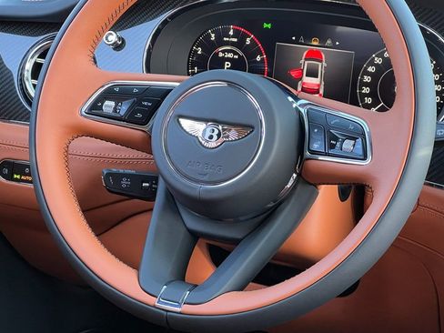 Used 2025 Bentley Bentayga image 29