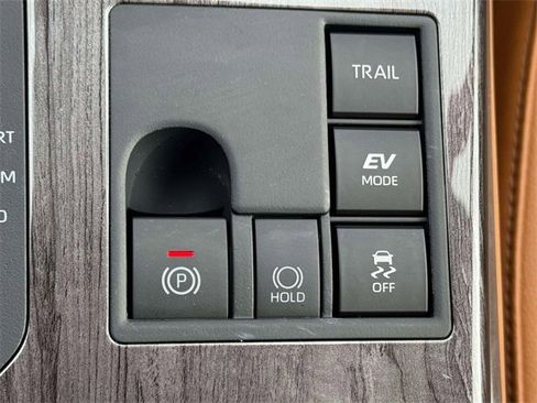 Used 2025 Toyota Highlander Platinum image 32