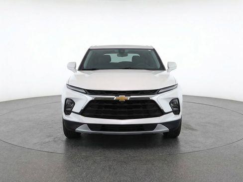 Used 2025 Chevrolet Blazer LT FWD image 2