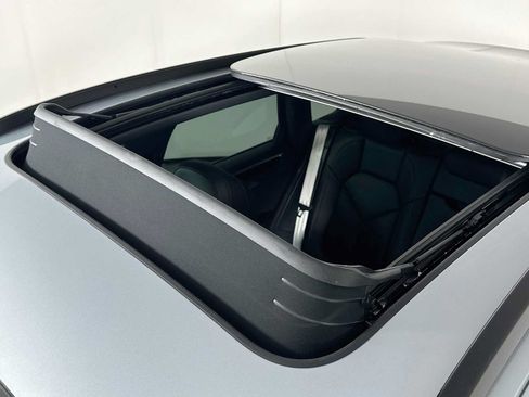 Certified 2026 Porsche Macan AWD/4WD image 22