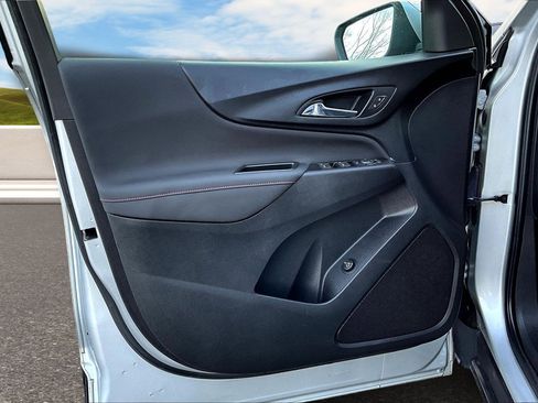 Used 2022 Chevrolet Equinox RS w/ Infotainment Package image 12