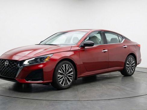 Used 2025 Nissan Altima 2.5 SV image 3