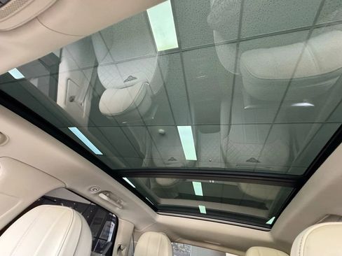 Used 2017 Bentley Bentayga image 52