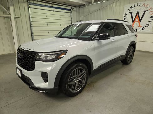 Used 2026 Ford Explorer ST-Line w/ ST-Line Street Pack AWD/4WD image 2