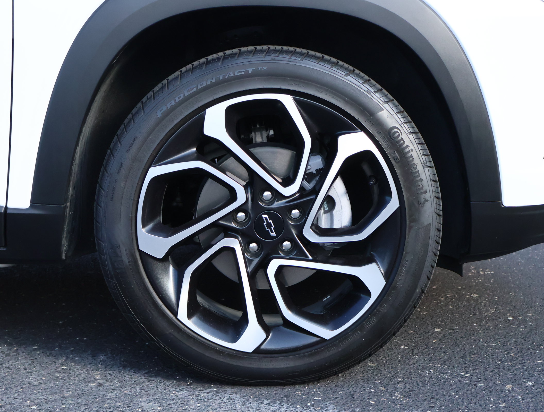 Used 2025 Chevrolet Trax RS w/ Sunroof Package FWD image 24