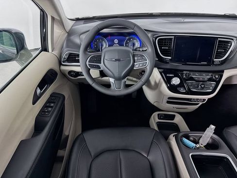 Used 2024 Chrysler Pacifica Touring-L FWD image 22