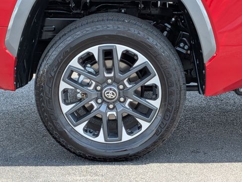 Used 2025 Toyota Tundra Limited AWD/4WD image 12