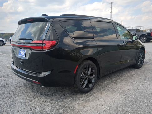 New 2026 Chrysler Pacifica Select image 3