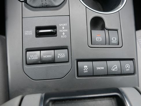 Used 2021 Toyota Highlander LE AWD/4WD image 28