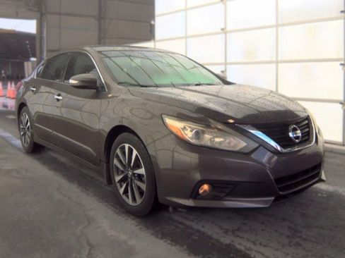 Used 2016 Nissan Altima 2.5 SL w/ Moonroof Package FWD image 6
