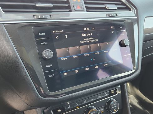 Used 2018 Volkswagen Tiguan SE w/ Panoramic Sunroof Package image 7