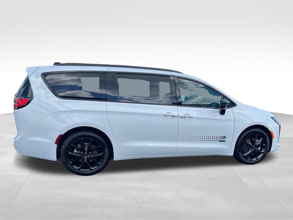 New 2027 Chrysler Pacifica Select FWD image 6