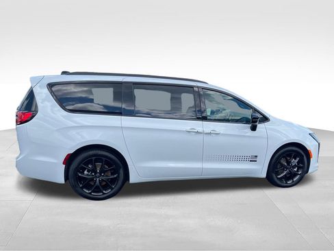 New 2027 Chrysler Pacifica Select FWD image 6