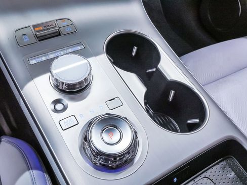 Certified 2026 Genesis GV70 2.5T Advanced image 17