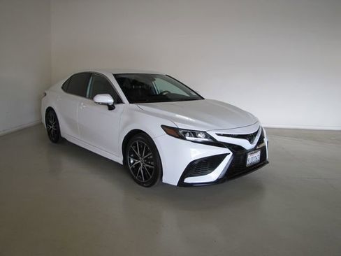 Used 2024 Toyota Camry SE FWD image 3