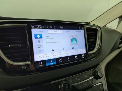 Used 2023 Chrysler Pacifica Touring-L FWD image 19