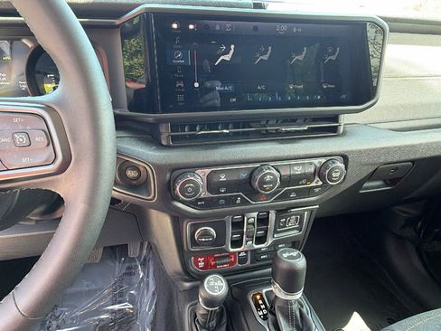 Used 2025 Jeep Wrangler Willys AWD/4WD image 27