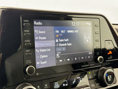 Used 2021 Toyota Highlander XLE AWD/4WD image 25