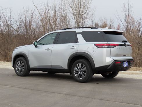 Used 2025 Nissan Pathfinder SV image 4