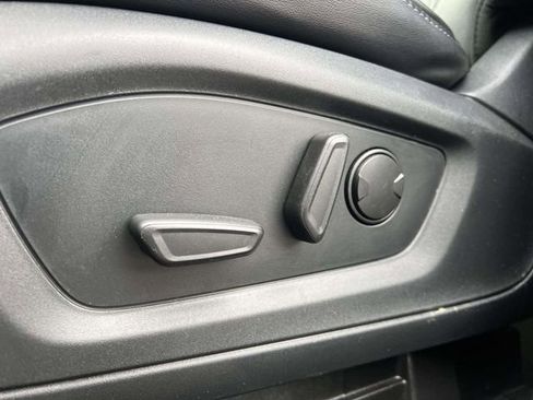 Used 2022 Ford Explorer XLT w/ Equipment Group 202A image 18