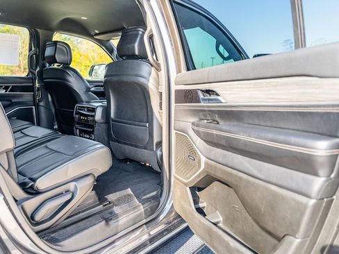 Used 2024 Jeep Wagoneer L Series II w/ Flexible Seating Group image 13