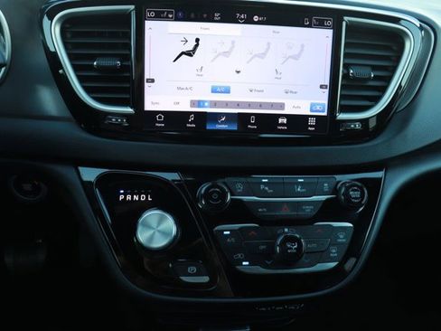 Used 2025 Chrysler Pacifica Select image 16