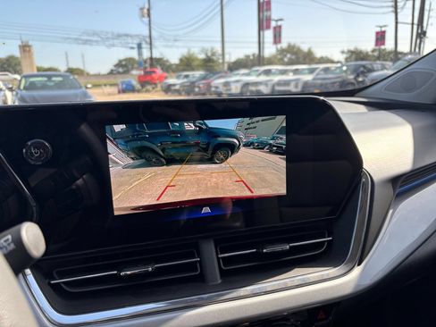Used 2025 Chevrolet Trax LT FWD image 22