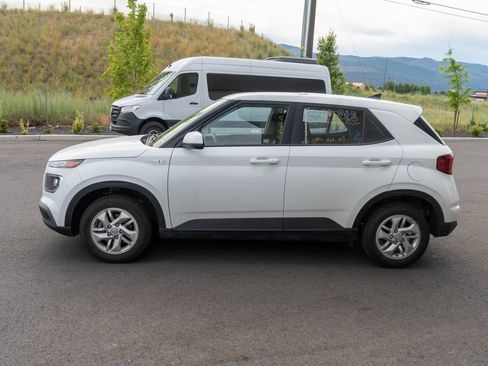 Used 2021 Hyundai Venue SE FWD image 4