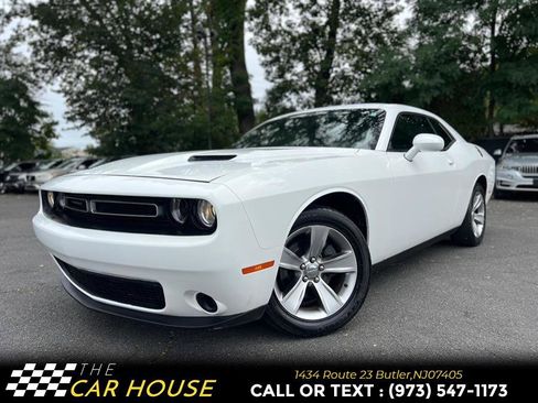 Used 2015 Dodge Challenger SXT image 2