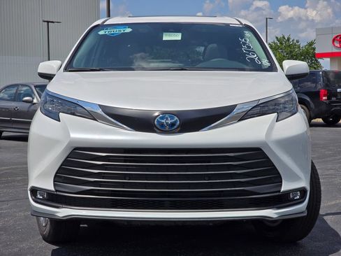 Used 2025 Toyota Sienna XLE FWD image 13