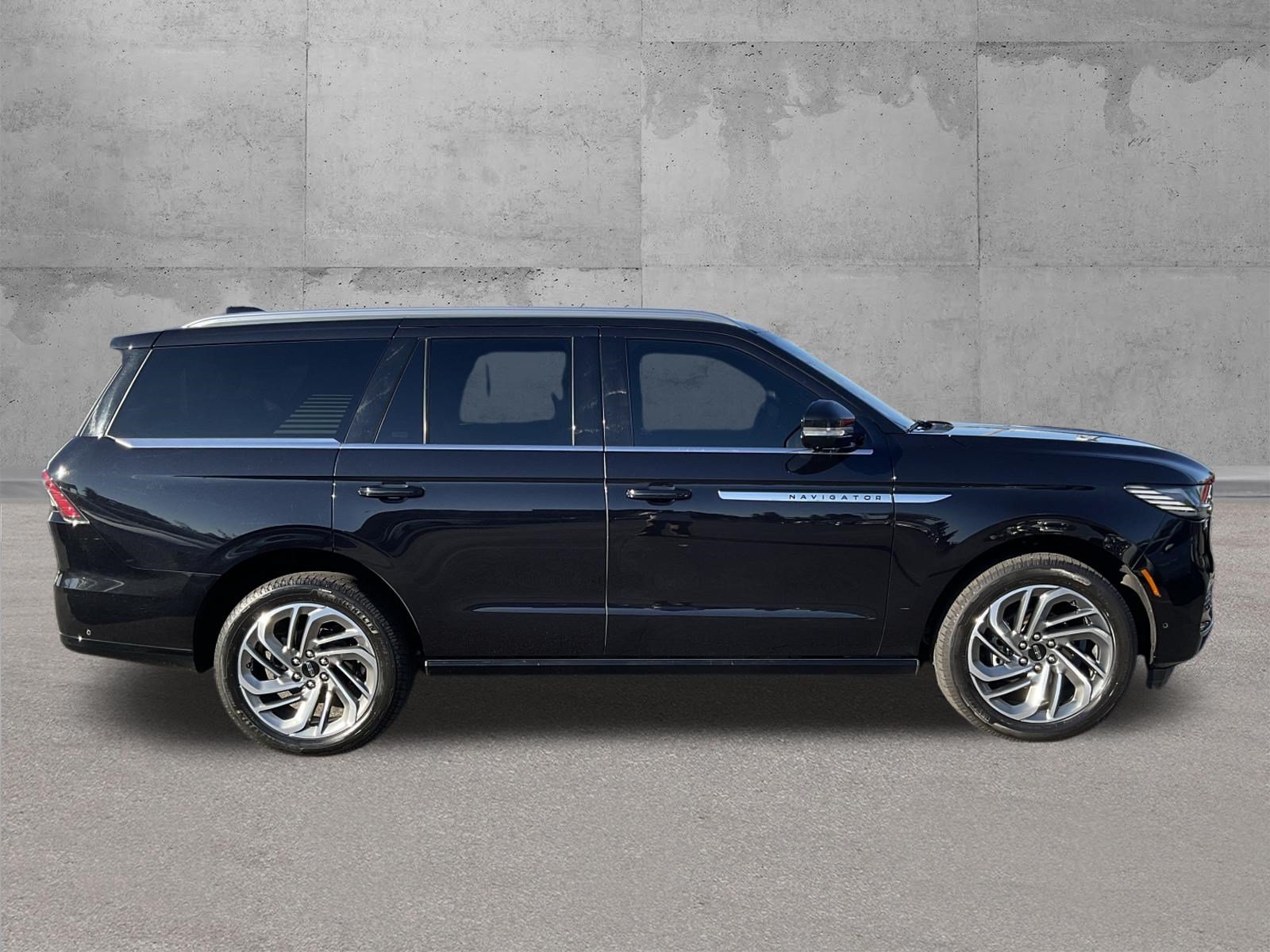 Used 2025 Lincoln Navigator Reserve AWD/4WD image 2