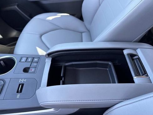 Used 2025 Toyota Highlander XLE image 36