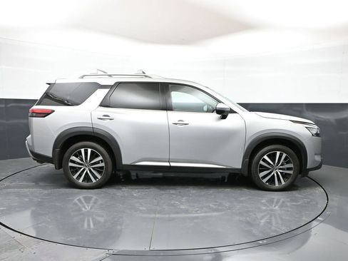 Used 2024 Nissan Pathfinder Platinum w/ Cargo Package AWD/4WD image 4
