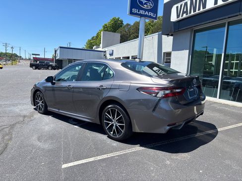 Used 2021 Toyota Camry SE w/ Convenience Package FWD image 2