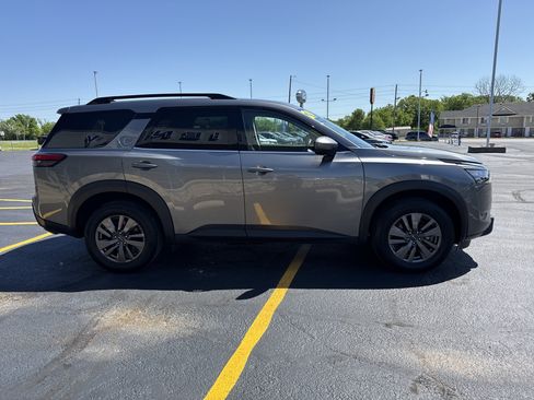 Used 2024 Nissan Pathfinder SV FWD image 4