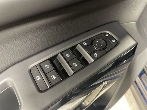 Used 2025 Nissan Pathfinder SV AWD/4WD image 13