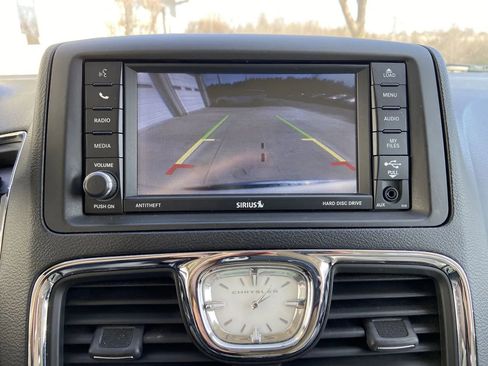 Used 2016 Chrysler Town & Country Touring w/ Driver Convenience Group FWD image 18