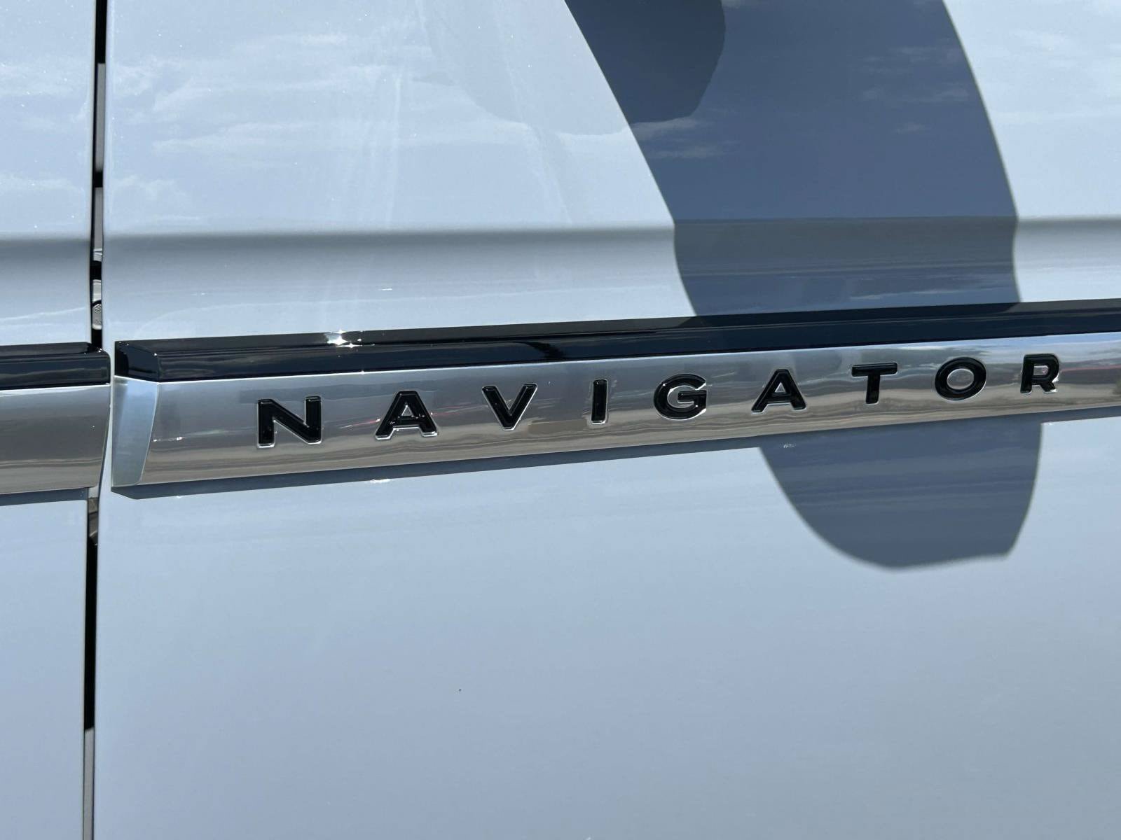 Certified 2025 Lincoln Navigator Reserve AWD/4WD image 13