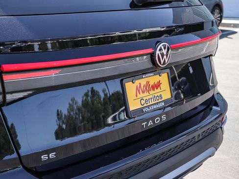 Certified 2025 Volkswagen Taos SE FWD image 10