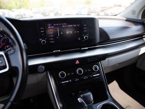 Used 2022 Kia Carnival LX image 14