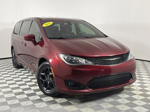 Used 2018 Chrysler Pacifica Touring Plus w/ S Appearance Package FWD image 2