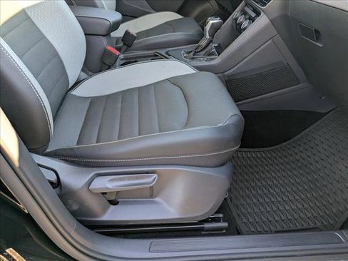 Certified 2022 Volkswagen Taos SEL w/ Panoramic Sunroof Package image 16