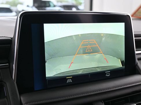 Used 2024 Chevrolet Suburban LT RWD image 18