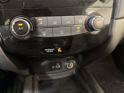 Used 2020 Nissan Rogue S image 19