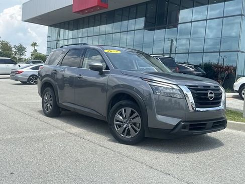 Used 2025 Nissan Pathfinder SV FWD image 2