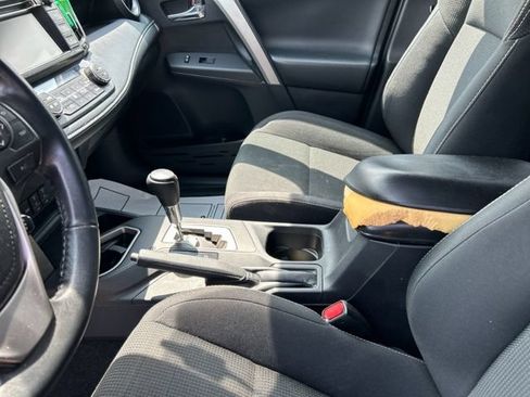 Used 2018 Toyota RAV4 XLE AWD/4WD image 31