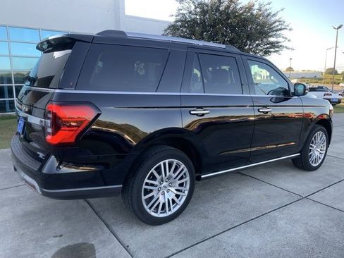 Used 2024 Ford Expedition Limited image 3