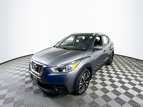 Used 2018 Nissan Kicks SV image 3