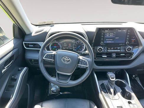 Used 2022 Toyota Highlander XLE image 12